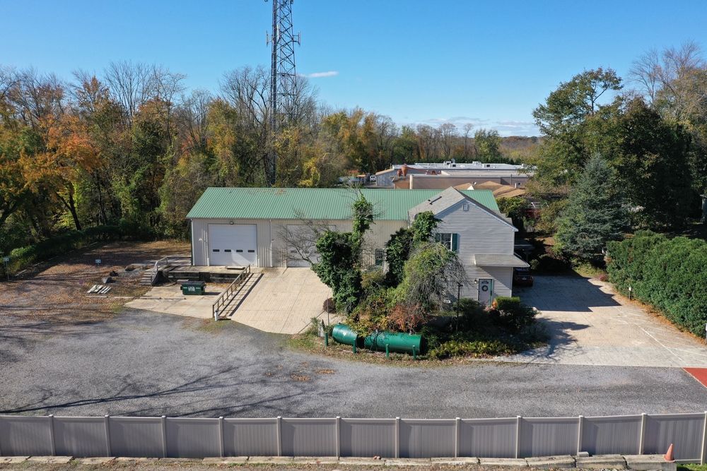 Free Standing Warehouse/Flex Space Opportunity : 139 Zimmerman Ln, Langhorne, PA 19047